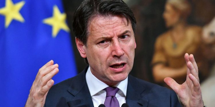 Fjalimi i kryeministrit italian Conte: Nuk i imagjinoja kurrë kamionët e ushtrisë me arkivole, armiku është i padukshëm, hyn në shtëpi dhe ndan familjen