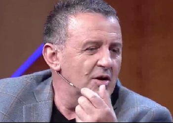 “Lum si ti Shqipëri që s’ke pleqëri”, Agron Llakaj mesazhe optimiste me këngë për koronavirusin: Duroni pa dalë jashtë dhe mos i nominoni gjyshërit