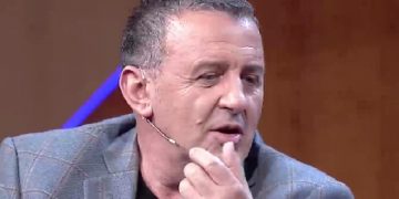 “Lum si ti Shqipëri që s’ke pleqëri”, Agron Llakaj mesazhe optimiste me këngë për koronavirusin: Duroni pa dalë jashtë dhe mos i nominoni gjyshërit