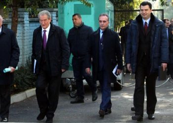 Mazhoranca “sfidon” opozitën e rrugës dhe të lehjes: 5 deputetë mjekë të PS i përgjigjen thirrjes së Manastirliut