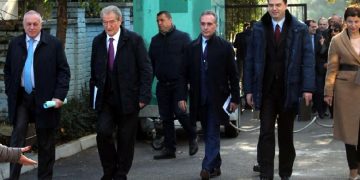 Mazhoranca “sfidon” opozitën e rrugës dhe të lehjes: 5 deputetë mjekë të PS i përgjigjen thirrjes së Manastirliut