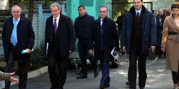 Mazhoranca “sfidon” opozitën e rrugës dhe të lehjes: 5 deputetë mjekë të PS i përgjigjen thirrjes së Manastirliut