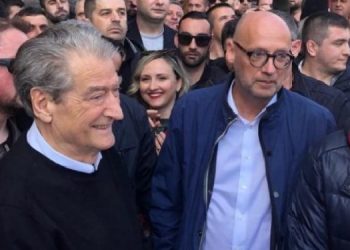 Këshilltari i rremë Henze fut hundët edhe në m*t: “Duhet qeveri tranzitore”! Atë që Luli e përgënjeshtroi me Vodafone, e kërkon në Twitter