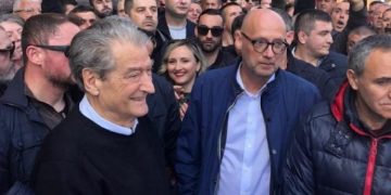 Këshilltari i rremë Henze fut hundët edhe në m*t: “Duhet qeveri tranzitore”! Atë që Luli e përgënjeshtroi me Vodafone, e kërkon në Twitter