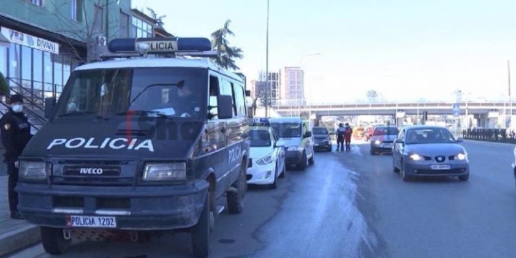 Nga nesër në 06:00 deri të dielën në mesnatë mbyllet qarkullimi edhe i automjeteve private në 8 qarqe