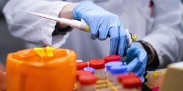 Koronavirusi/SHBA, testohet sot te 45 vullnetarë vaksina e re eksperimentale kundër Covid-19