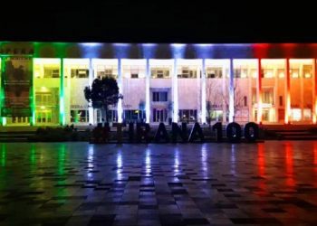 Tirana ndez ngjyrat e flamurit italian! Veliaj: Luftojmë dhe fitojmë së bashku ndaj koronavirusit