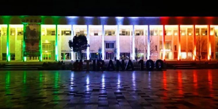 Tirana ndez ngjyrat e flamurit italian! Veliaj: Luftojmë dhe fitojmë së bashku ndaj koronavirusit