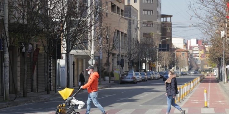 Ndryshon regjimi për fundjavën! Nesër 8 orë kohë për pazaret! Të dielën s’lejohet dalja! Rama: Të pabindurit do arrestohen