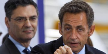 Koronavirusi nuk kursen as politikanët, humb jetën ish-ministri francez