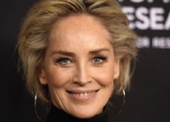 Fotoja DOMETHËNËSE! Sharon Stone preket nga gjesti i Shqipërisë për dërgimin e mjekëve në Itali: Faleminderit me gjithë zemër!