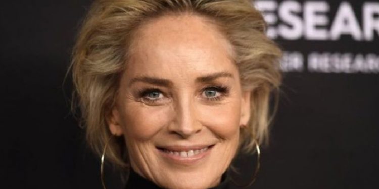 Fotoja DOMETHËNËSE! Sharon Stone preket nga gjesti i Shqipërisë për dërgimin e mjekëve në Itali: Faleminderit me gjithë zemër!