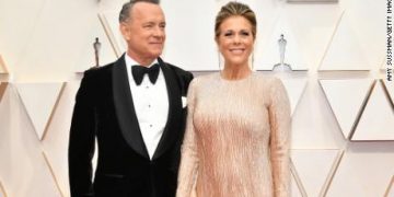 COVID-19/ Tom Hanks dhe bashkëshortja dalin nga spitali, karantinë në shtëpi