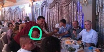 Zbulohen fotot: Meta feston në 2017 me Xhevdet Troplini dhe Altin Hajri! Vëllai i Terit, Nari shantazhon Carlo Bollinon