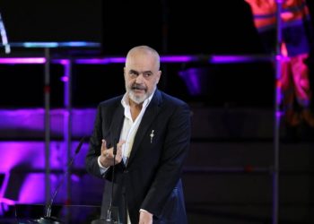 Kongresi i PS-së, kryeministrit Rama habit me veshjen e tij (Foto)