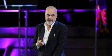 Kongresi i PS-së, kryeministrit Rama habit me veshjen e tij (Foto)