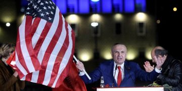 Meta në një linjë me Berishën e ’97: Sulmon SHBA, BE dhe OSBE! Presidenti në alarm pas thirrjes së ambasadorëve për të goditur të korruptuarit