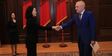 SHBA dhe BE izolim total presidentit! Meta i tmerruar nga lëvizjet e amerikanëve: Sulmon ashpër ambasadoren Yuri Kim
