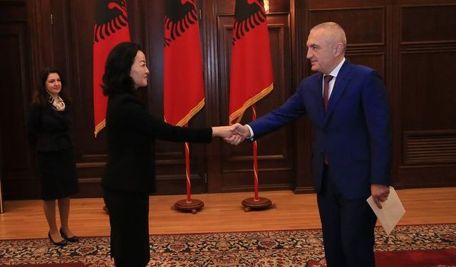 SHBA dhe BE izolim total presidentit! Meta i tmerruar nga lëvizjet e amerikanëve: Sulmon ashpër ambasadoren Yuri Kim