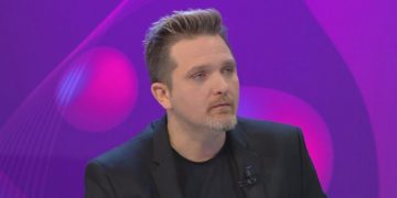 Julian Deda “figurë” apo deshtak partiak?! Publikon foton dhe ‘thumbon’ ashpër ish-mësuesit e tij: Gëzuar o njishat e parashikimit…!’