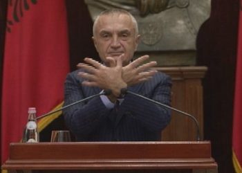 “Betohem që do…”, deputeti tallet keq me Ilir Metën dhe bën veprimin ironik ndaj presidentit (Foto)
