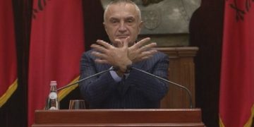 “Betohem që do…”, deputeti tallet keq me Ilir Metën dhe bën veprimin ironik ndaj presidentit (Foto)