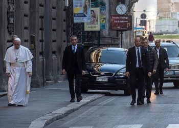 Papa Françesku ‘thyen’ urdhrat e qeverisë, pa maskë në fytyrë dhe doreza në duar del nga shtëpi për të shkuar në…