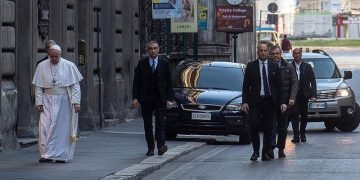 Papa Françesku ‘thyen’ urdhrat e qeverisë, pa maskë në fytyrë dhe doreza në duar del nga shtëpi për të shkuar në…