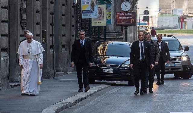 Papa Françesku ‘thyen’ urdhrat e qeverisë, pa maskë në fytyrë dhe doreza në duar del nga shtëpi për të shkuar në…