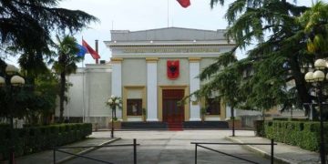 Fillon punë Parlamenti “online”: Në prill nis diskutimi i ligjeve! Metën e ndihmojnë “kiametet”… Ngec rrudhja e kompetencave të tij