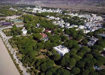 Strofkulla publike e maskarenjve: Nga Berisha tek Meta… kush janë ish “pabuksit” politikanë që pushojnë në vilat e Lalzit? Ja si ra Policia në gjurmët e ish-ministrit dhe ish-deputetit të PD (Video)