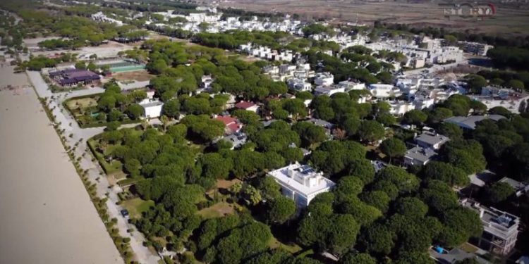 Strofkulla publike e maskarenjve: Nga Berisha tek Meta… kush janë ish “pabuksit” politikanë që pushojnë në vilat e Lalzit? Ja si ra Policia në gjurmët e ish-ministrit dhe ish-deputetit të PD (Video)