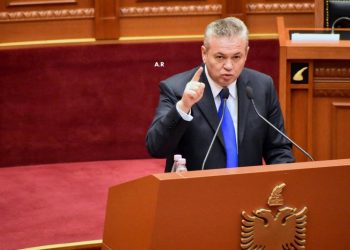 “Parlamenti të ketë 2+1 dhoma dhe 1 hale”! Murrizi i kthehet ashpër Lulzim Bashës: Një kënd i mirë duhet për 4 politikanë bastard