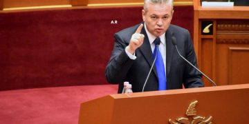 “Parlamenti të ketë 2+1 dhoma dhe 1 hale”! Murrizi i kthehet ashpër Lulzim Bashës: Një kënd i mirë duhet për 4 politikanë bastard