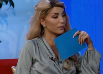 “Unë jam e virgjër me…”, moderatorja shqiptare habit me veprimin, tenton të puthë në buzë përfaqësuesen e LGBTI në mes të emisionit