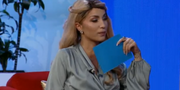 “Unë jam e virgjër me…”, moderatorja shqiptare habit me veprimin, tenton të puthë në buzë përfaqësuesen e LGBTI në mes të emisionit