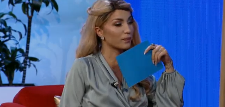 “Unë jam e virgjër me…”, moderatorja shqiptare habit me veprimin, tenton të puthë në buzë përfaqësuesen e LGBTI në mes të emisionit