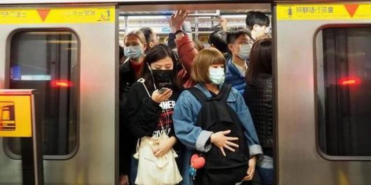 Studimi që hedh poshtë të gjitha ato që janë thënë deri tani, ja sa është distanca e infektimit dhe se sa reziston virusi