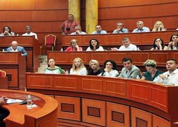 Bashkia Tiranë mbledh Shtabin e Emergjencave, gjoba kush abuzon me çmimet, dezinfektim autobusëve dhe masa për martesat