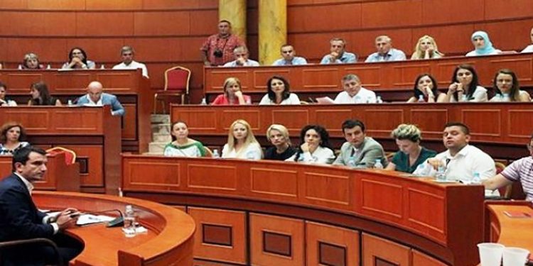 Bashkia Tiranë mbledh Shtabin e Emergjencave, gjoba kush abuzon me çmimet, dezinfektim autobusëve dhe masa për martesat