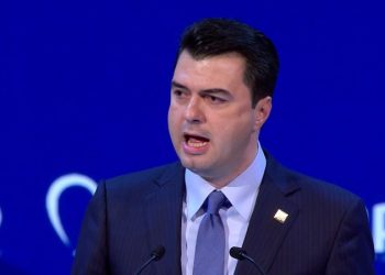 “Po a ke turp ti? A e kupton çfarë po ndodh?”, aktivistja nuk përmbahet ndaj Lulzim Bashës: Po pse kështu do vish në pushtet ti mo hollandez part-time?!