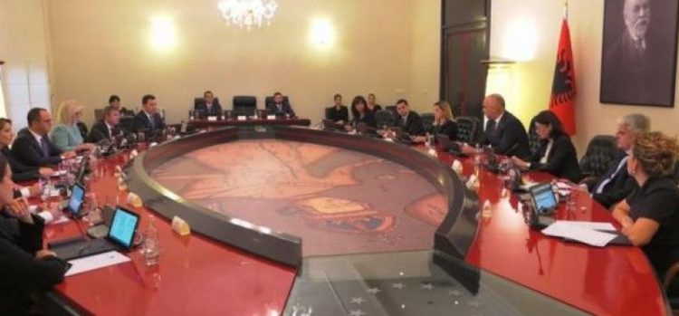 Qeveria jep ditë pushimi për njërin nga prindërit që të kujdeset për fëmijët: Ata që punojnë në administratë, pushim deri më 23 mars