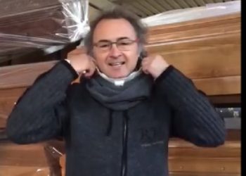 Izolimi për shkak të përhapjes së frikshme të koronavirusit, shtetasi italian del me mesazhin e fuqishëm