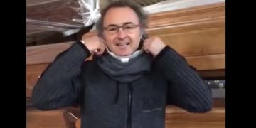 Izolimi për shkak të përhapjes së frikshme të koronavirusit, shtetasi italian del me mesazhin e fuqishëm