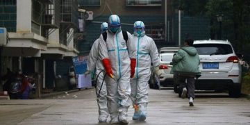 “Nëse e lejojmë virusi mund të na shkatërrojë”! Organizata Botërore e Shëndetit del me paralajmërimin e frikshëm: Të mbetemi të bashkuar!