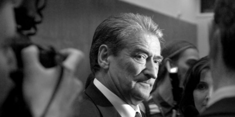 “Berisha në gjunjë të një spiuni dhe historia e Vasil Shahinit”