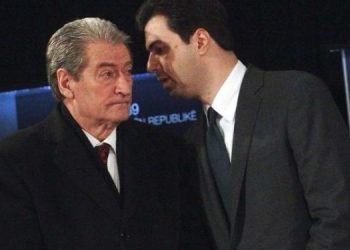 “Berisha mori Bashën në telefon dhe i doli Edvini që i thoshte “laj duart”’! Moderatori i njohur i bën komentin epik pas mesazheve të kryeministrit për ndërgjegjësimin e qytetarëve: Imagjino fytyrën e Saliut