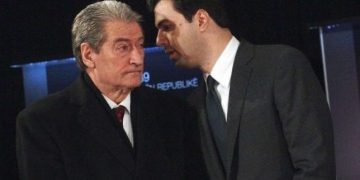 “Berisha mori Bashën në telefon dhe i doli Edvini që i thoshte “laj duart”’! Moderatori i njohur i bën komentin epik pas mesazheve të kryeministrit për ndërgjegjësimin e qytetarëve: Imagjino fytyrën e Saliut