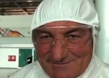 Minjtë që gërmojnë për mbeturina kundër mjekëve