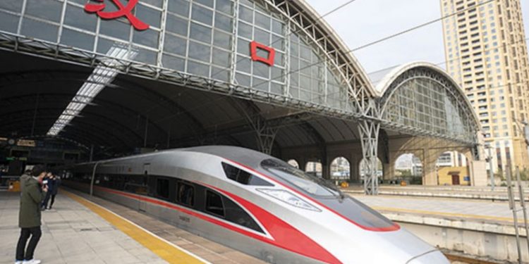 Rinis jeta në vendin “mëmë” të coronavirusit: Treni i parë në Wuhan nis rrugëtimin pas muajsh izolimi